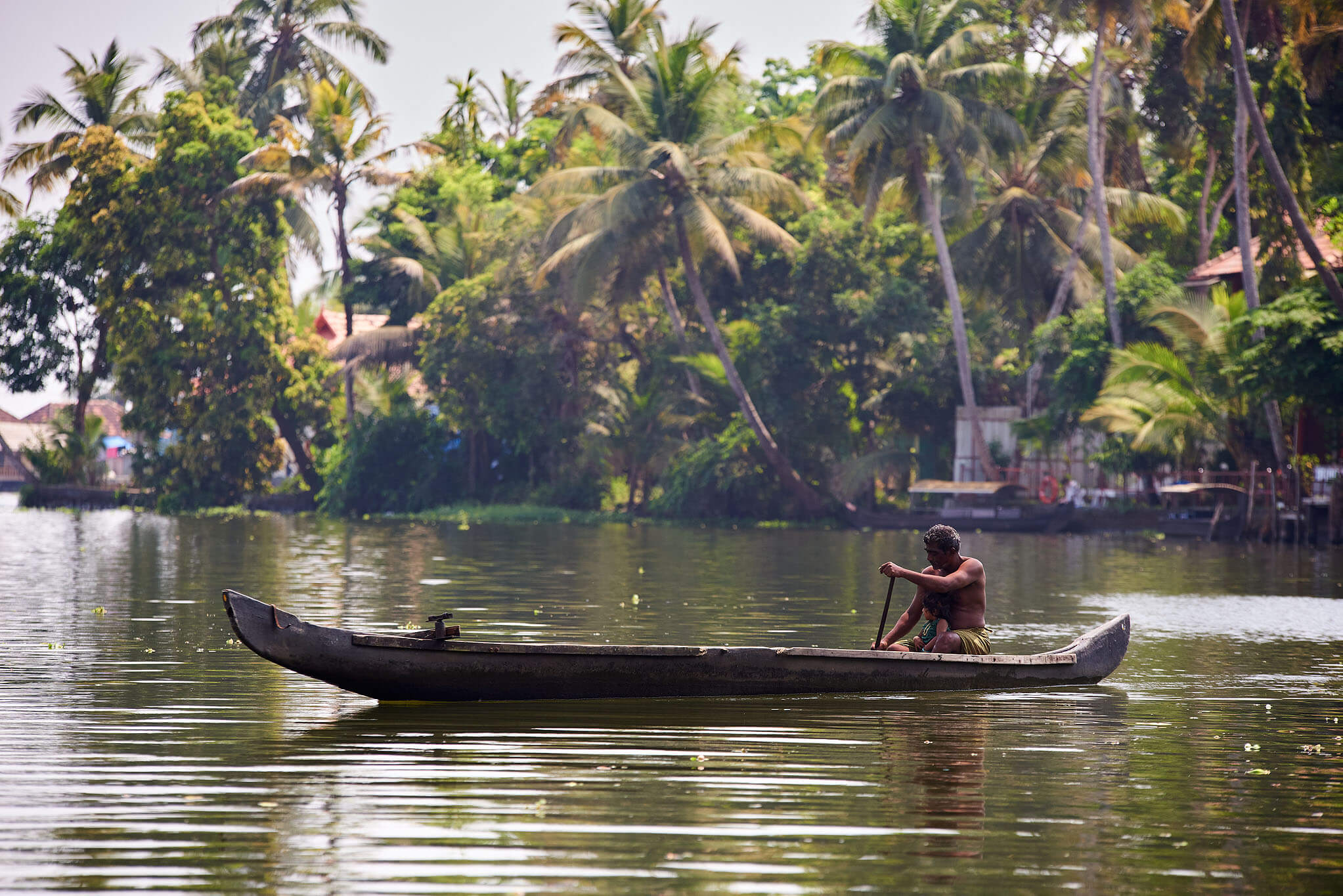 Mężczyzna z dzieckiem na łodzi Kerala, Indie Sklep z